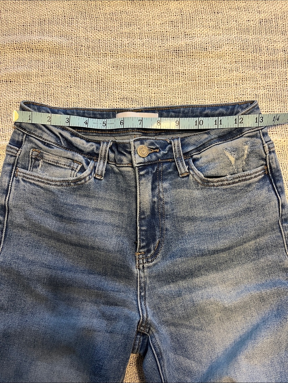 Cropped Distressed Straight-Leg Vervet Jeans in Washed Blue - Picture 4 of 5